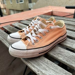 Women’s peach converse chucks low size 7